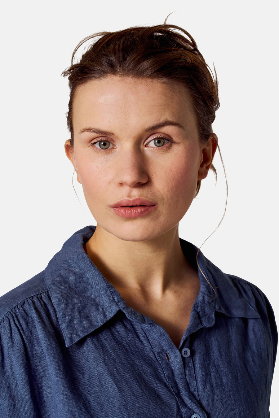 Blauwe blouse met korte mouwen van COPINES D'ANVERS, van gekreukeld linnen, met een geknoopte kraag en een relaxte pasvorm.