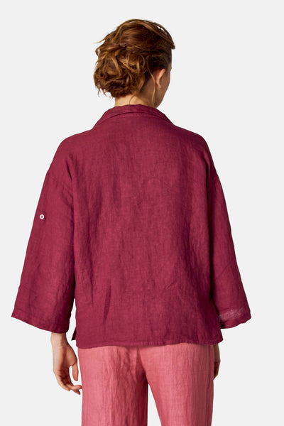 Chemisier bordeaux à manches courtes de COPINES D'ANVERS, vu de dos, avec un pantalon rose.