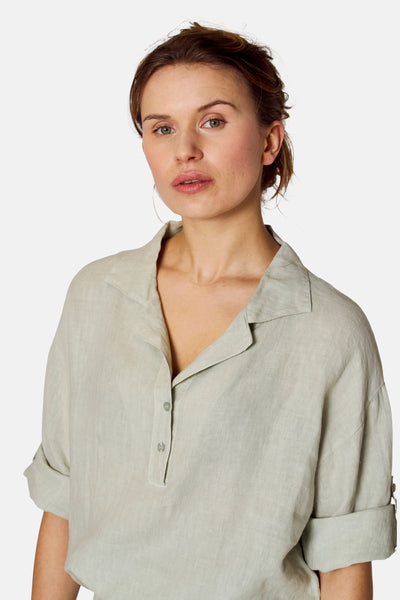Chemisier vert à manches courtes de COPINES D'ANVERS, avec col tailleur et patte de boutonnage.
