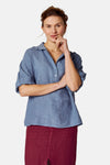 Blauwe blouse met korte mouwen van COPINES D'ANVERS, gedragen met een bordeauxrode rok.