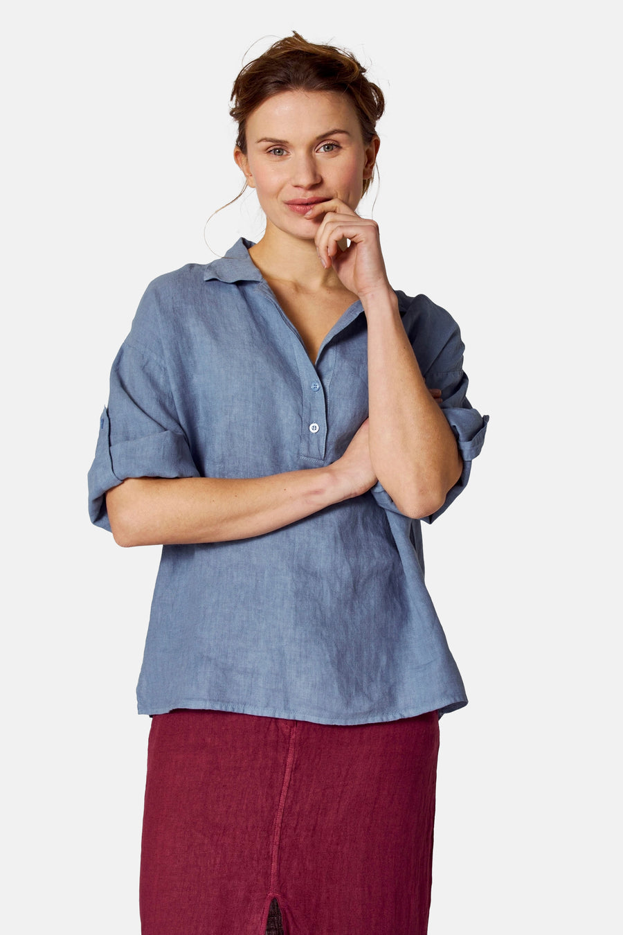 Blauwe blouse met korte mouwen van COPINES D'ANVERS, gedragen met een bordeauxrode rok.