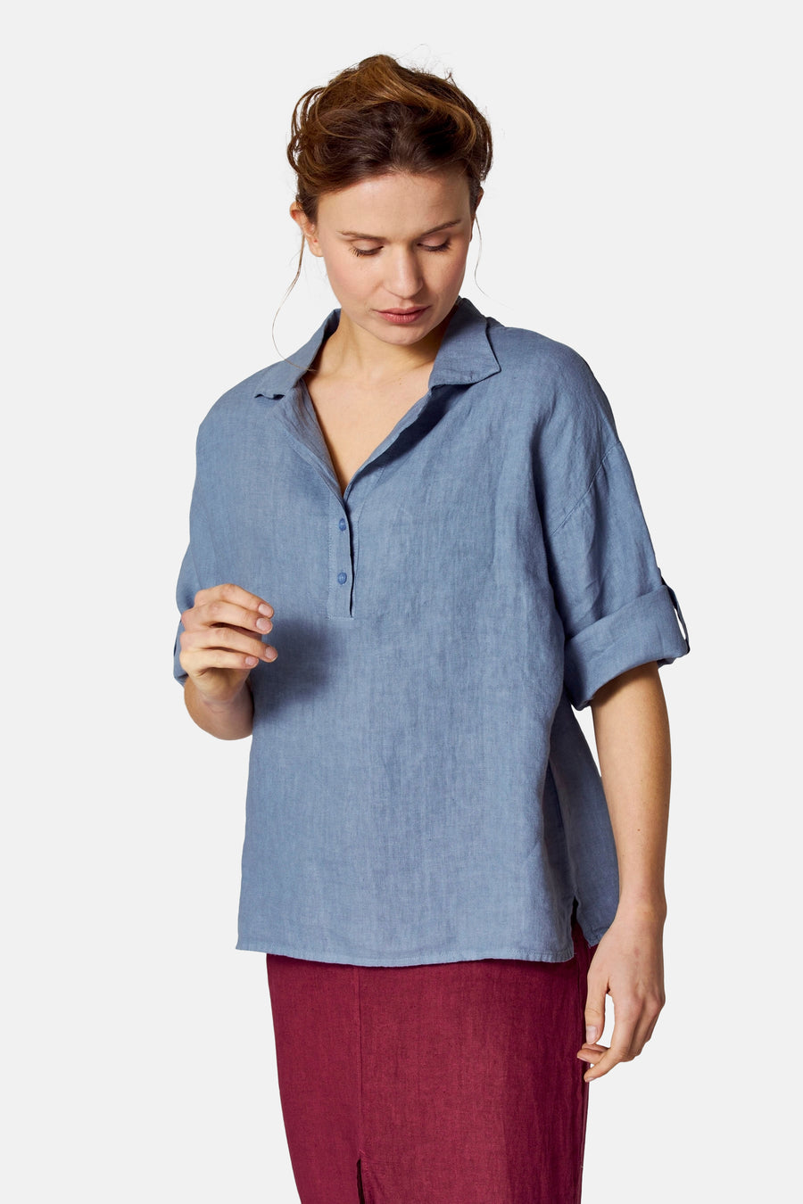 Blauwe blouse met korte mouwen van COPINES D'ANVERS, met een kraag en een gedeeltelijke knoopsluiting.