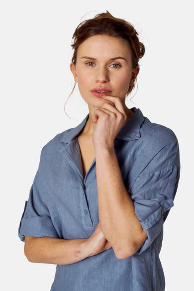 Blauwe blouse (korte mouwen) van COPINES D'ANVERS met een getextureerde stof, gedragen door een vrouw.