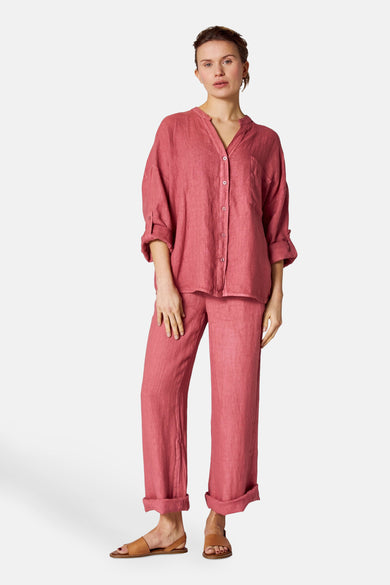 Roze chemisier 3/4 van COPINES D'ANVERS met een zak, gedragen met een broek en bruine sandalen.