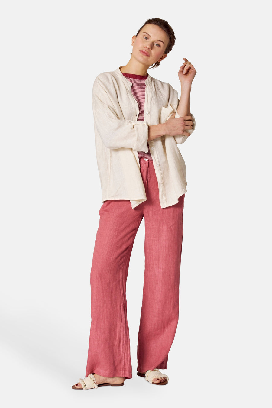 Ecru 3/4 blouse van COPINES D'ANVERS, gedragen over een gestreepte top, met een roze broek.
