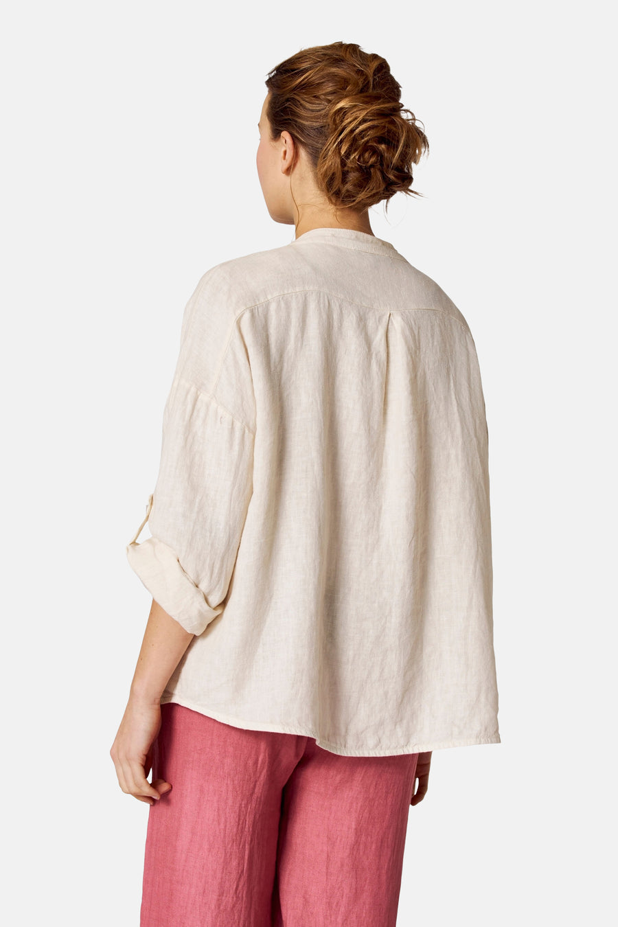 Ecru 3/4 blouse van COPINES D'ANVERS, van linnen, opgerolde mouwen, achterkant gezien gedragen met een roze broek.