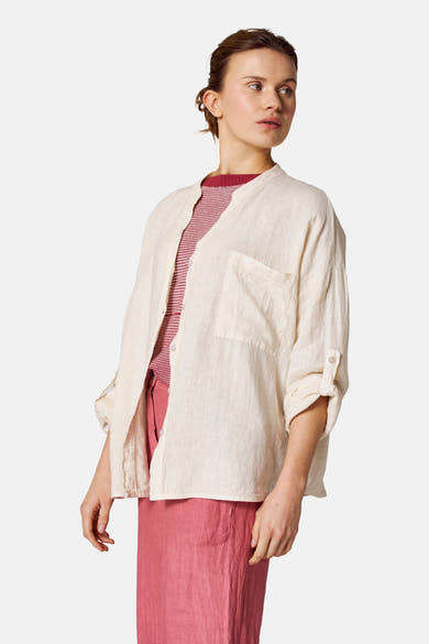 Ecru 3/4 blouse van COPINES D'ANVERS, gedragen met een gestreept T-shirt en een roze broek, mouwen opgerold.