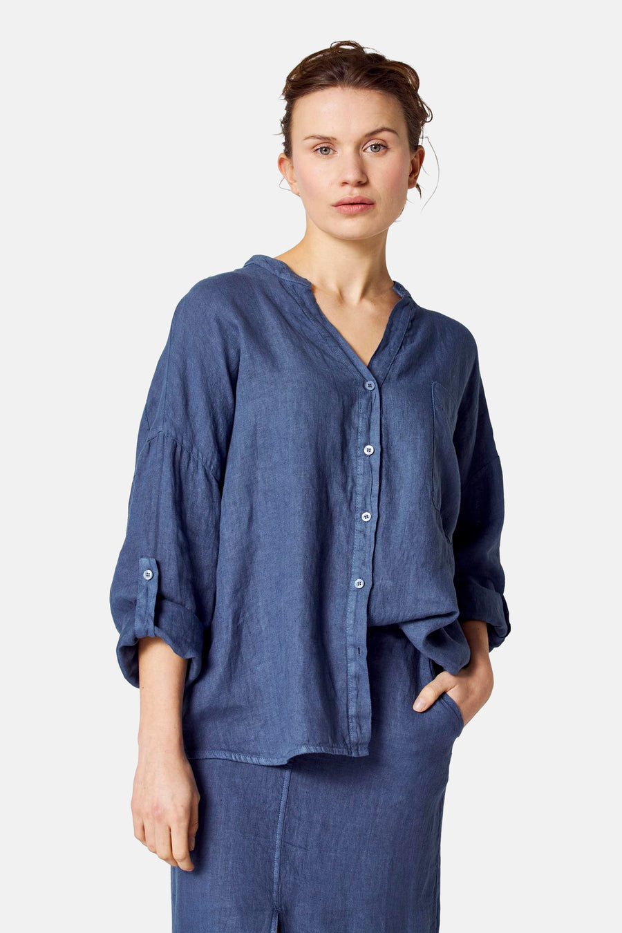 3/4 blouse blauw van COPINES D'ANVERS, losse pasvorm, opgerolde mouwen en plooien aan de achterkant.
