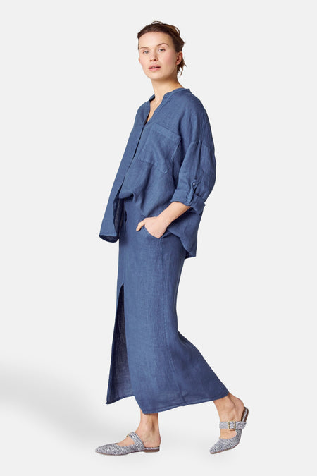 3/4 blauw overhemd van COPINES D'ANVERS, gedragen met een lange rok met split, van opzij gezien.