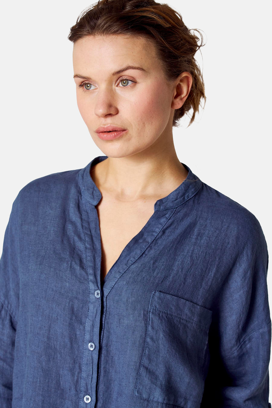 Blouse 3/4 blauw linnen van COPINES D'ANVERS, met mao-kraag en borstzak.