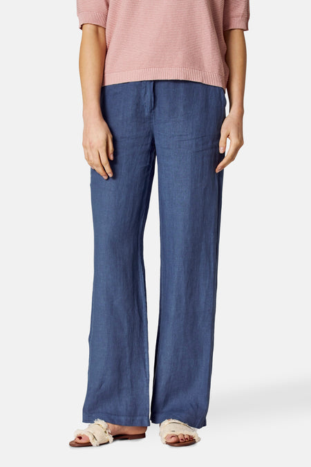Gekleurde blauwe broek van COPINES D'ANVERS, met een roze geribbelde gebreide trui, achterzicht.