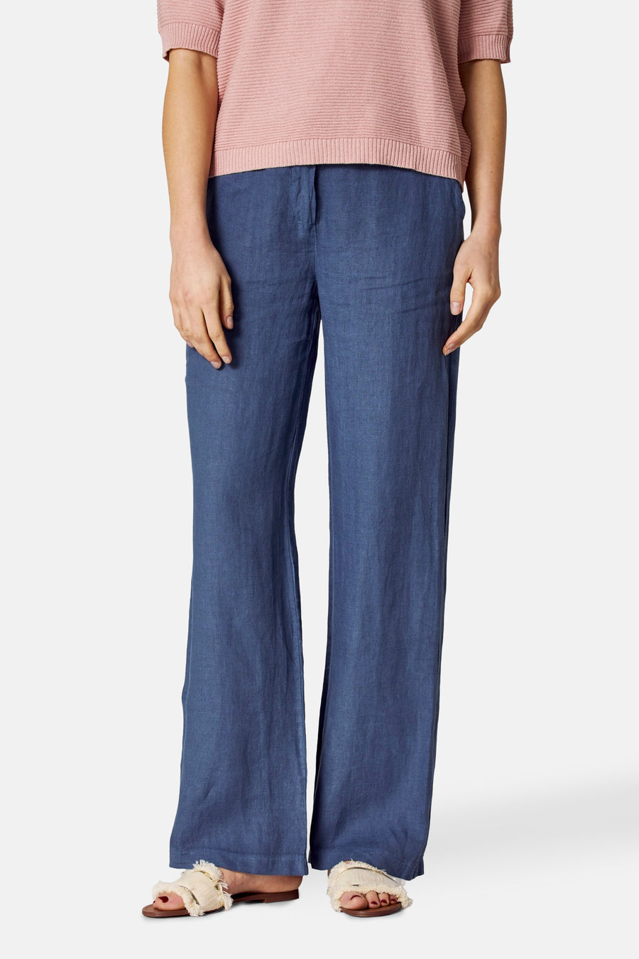 Gekleurde blauwe broek van COPINES D'ANVERS, met een roze geribbelde gebreide trui, achterzicht.
