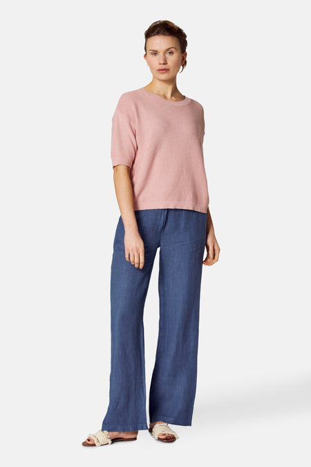 Gekleurde blauwe broek van Copines d'Anvers met een linnen textuur gedragen met een roze top.