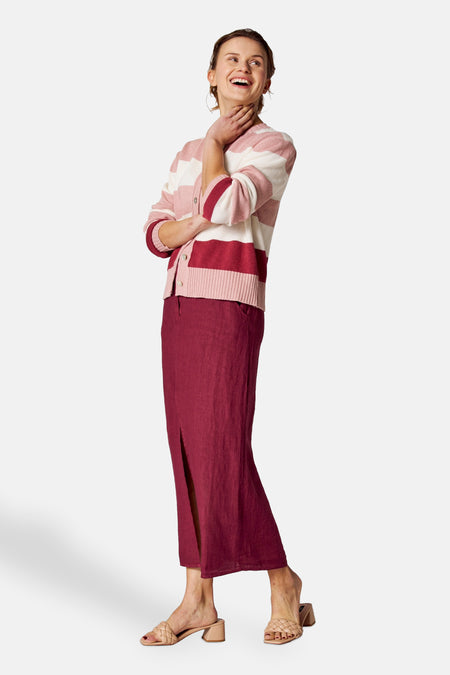 Bordeaux lange rok van COPINES D'ANVERS, met split, gedragen met gestreepte cardigan.