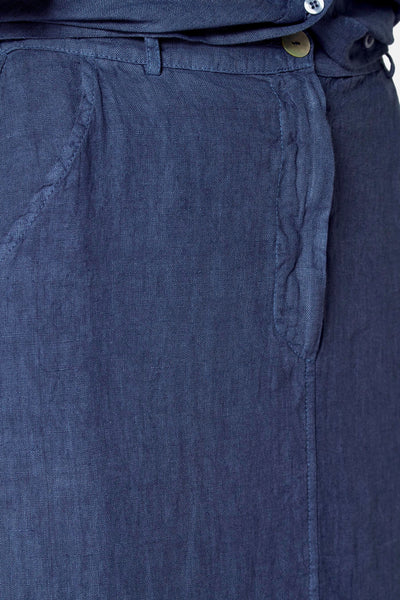 Jupe longue bleue en lin de Copines D'Anvers, avec poche et détails de couture.