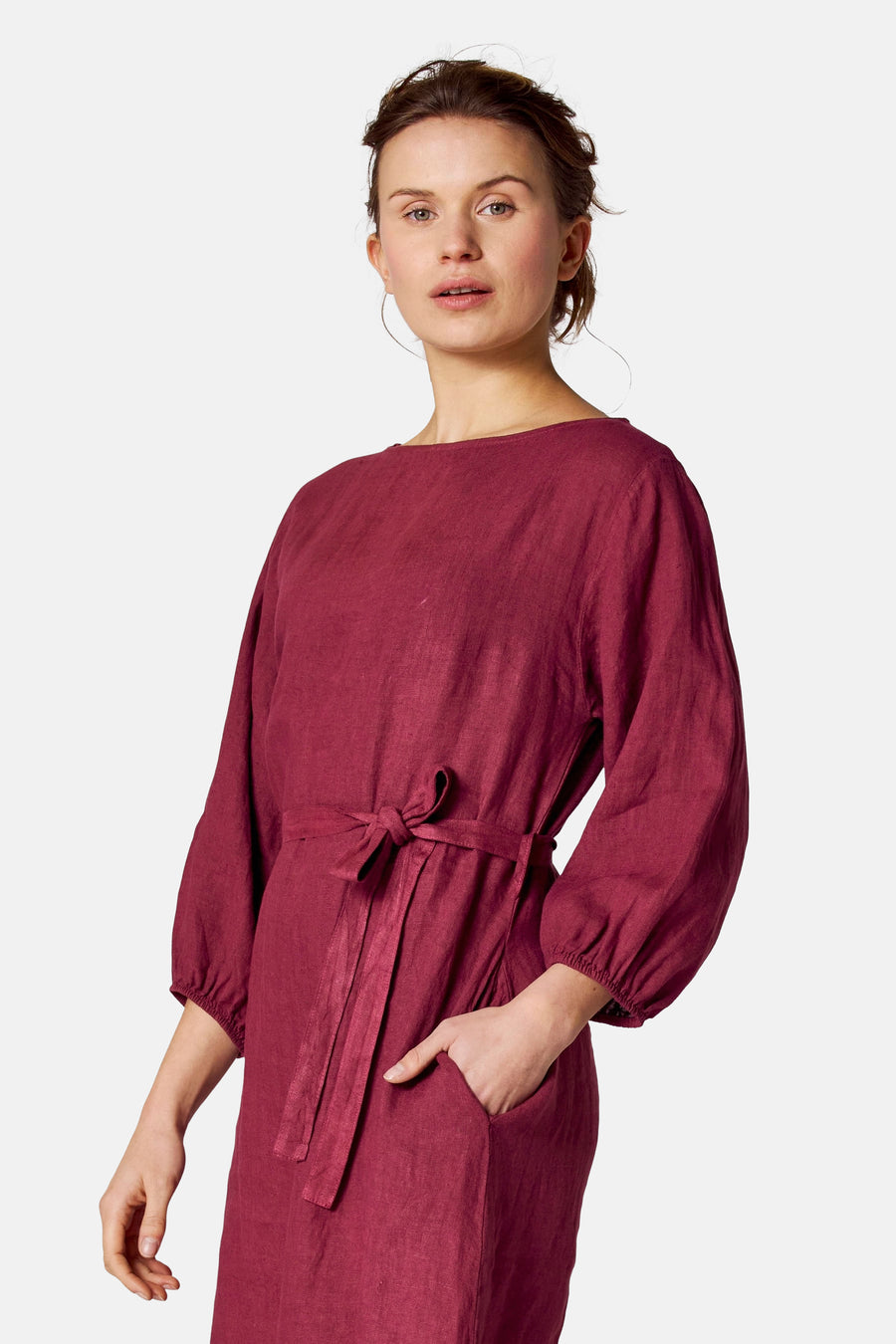 Robe bordeaux par COPINES D'ANVERS, avec ceinture nouée et manches trois-quarts bouffantes.