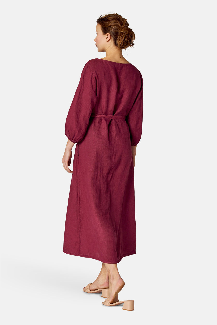 Robe bordeaux de COPINES D'ANVERS, avec ceinture à nouer, longueur midi et manches trois-quarts bouffantes.