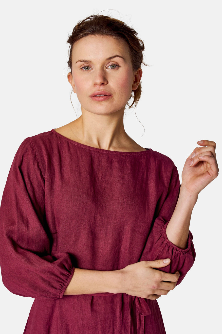 Robe bordeaux de COPINES D'ANVERS en lin, manches longues bouffantes et détails drapés.