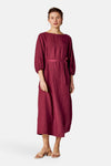 Robe bordeaux en lin de Copines d'Anvers, avec ceinture ton sur ton et longueur midi.