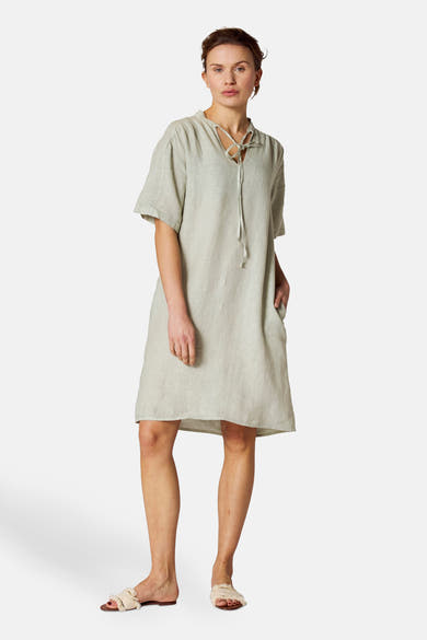 Groene linnen jurk van COPINES D'ANVERS, met decoratieve koorden bij de kraag en zijzakken.