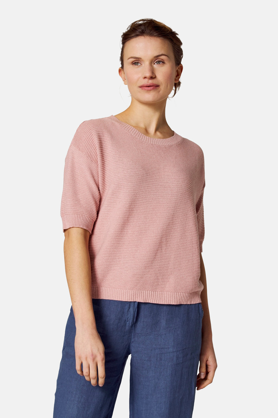 Ronde hals trui roze van COPINES D'ANVERS, in textuur gebreid, gedragen door een model.