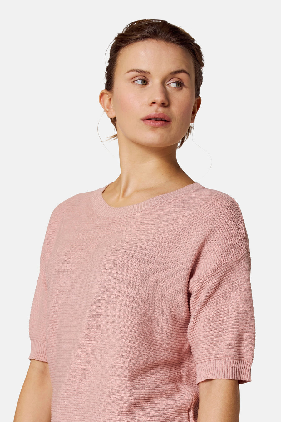 Pull col rond rose de COPINES D'ANVERS, en maille texturée, porté par un modèle.