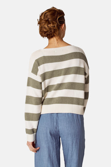 Ronde hals trui groen van COPINES D'ANVERS, met horizontale strepen, gedragen met een blauwe broek.