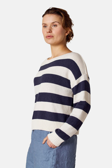 Gestreepte katoenen coltrui, van COPINES D'ANVERS, gedragen met een blauwe broek.