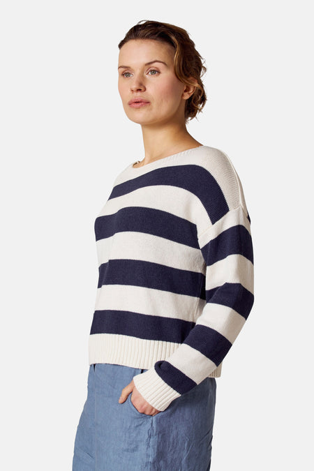 Gestreepte katoenen coltrui, van COPINES D'ANVERS, gedragen met een blauwe broek.