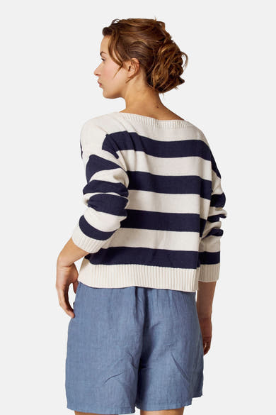 Pull col rond en coton bleu et blanc rayé de Copines d'Anvers, porté avec un short bleu, vue de dos.