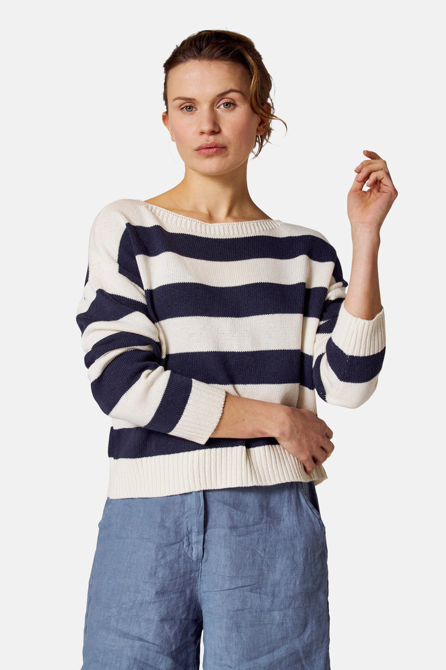 Blauw-wit gestreepte trui van Copines D'Anvers, gedragen met een blauwe linnen short.