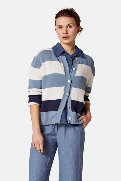 Blaauw gesttede COPINES D'ANAN,,, eenu blu shirt en een blauwe broek.