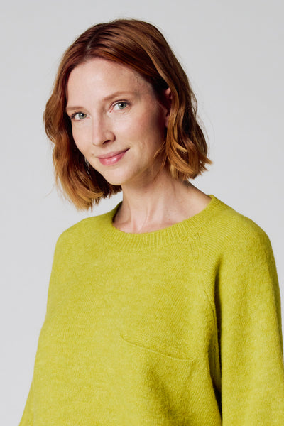 Groene trui met ronde hals van COPINES D'ANVERS, in getextureerd breisel met een borstzak.