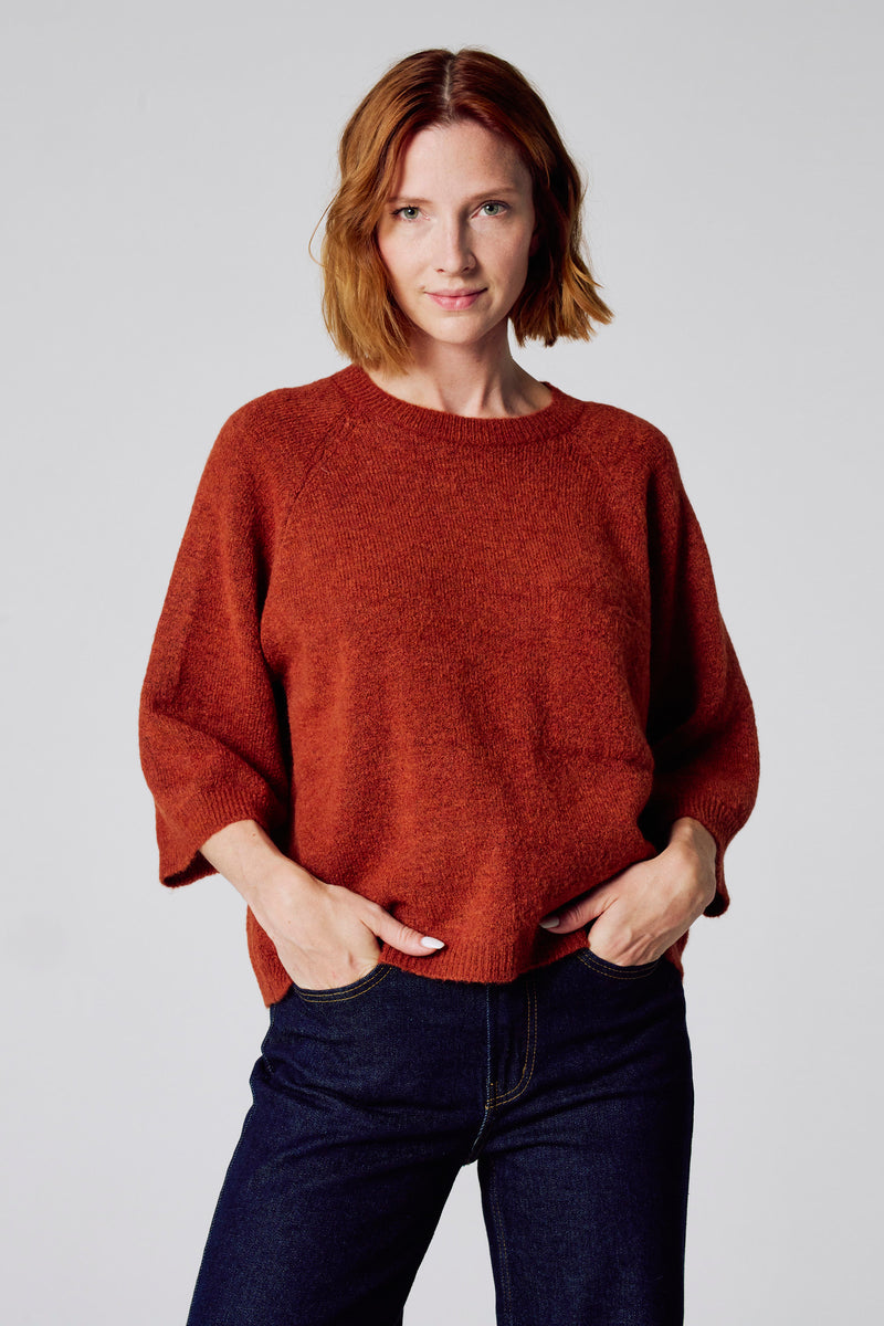 Bruine trui met ronde hals van COPINES D'ANVERS, gedragen met een donkere jeans.