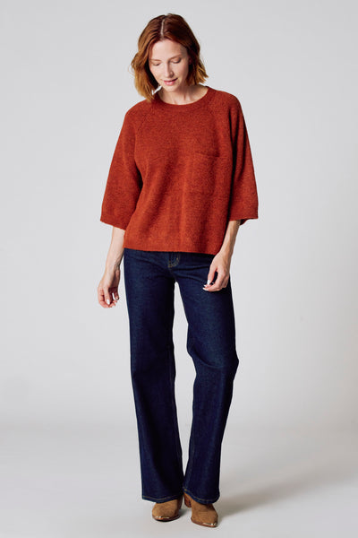 Bruine ronde trui van COPINES D'ANVERS, met een zachte textuur en driekwartmouwen, gedragen met een blauwe jeans.