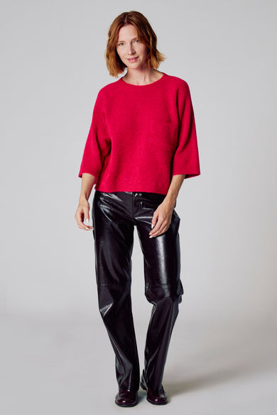 Ronde hals trui roze van COPINES D'ANVERS, gedragen met een glanzende zwarte broek.