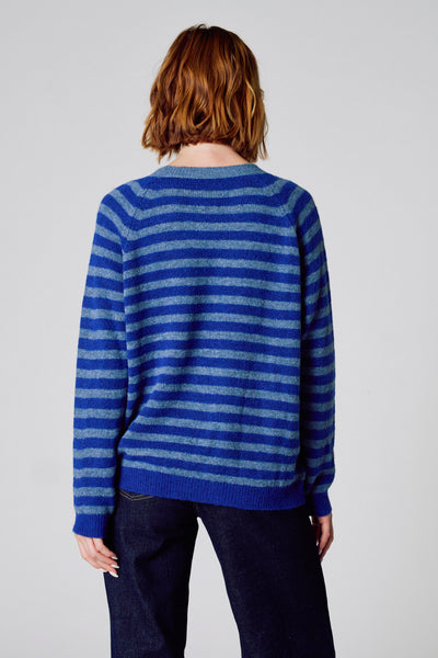 Ronde hals trui blauw gestreept van COPINES D'ANVERS, gedragen met een donkere jeans, achterzicht.