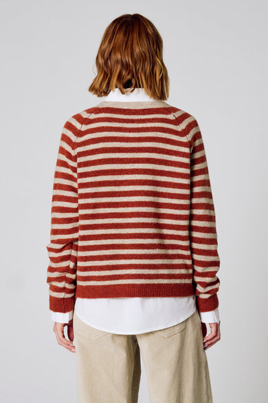 Bruine trui met bruine strepen, van COPINES D'ANVERS, gedragen over een wit overhemd en een beige geribbelde broek, van achteren gezien.