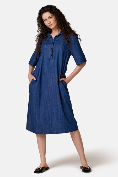 Robe en jean bleu clair de COPINES D'ANVERS, coupe droite avec col, manches courtes retroussées et poches latérales.