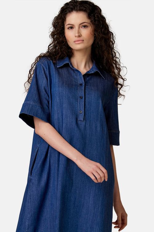 Robe en jean bleu clair de COPINES D'ANVERS, ample avec col, patte de boutonnage, manches courtes et poches.