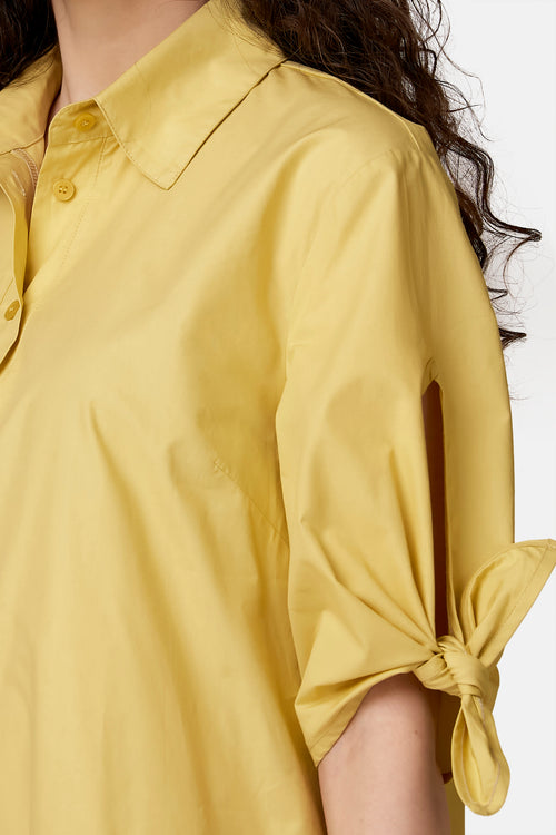 Robe jaune de COPINES D'ANVERS à col, boutonnage et manches longues nouées.