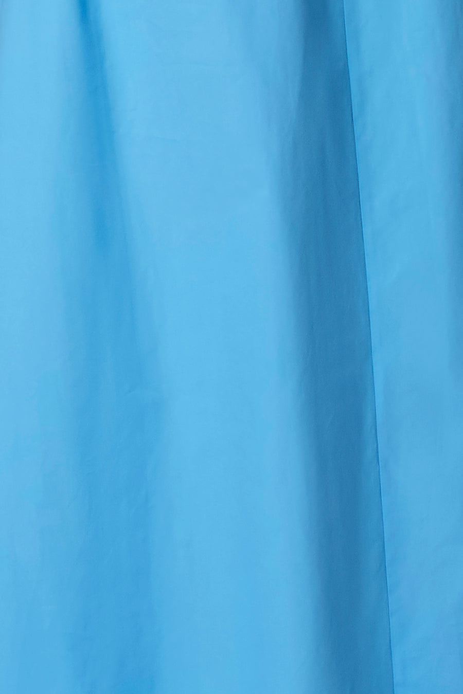 Robe bleu de COPINES D'ANVERS en tissu uni et lisse, présentant de doux plis verticaux.