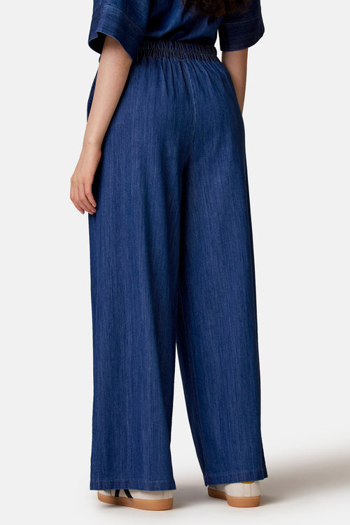 Wijde spijkerbroek in blauwe denim voor dames van COPINES D'ANVERS met elastische taille, achterzicht.