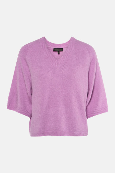 Pull violet à col en V de COPINES D'ANVERS, en maille fine avec manches courtes.