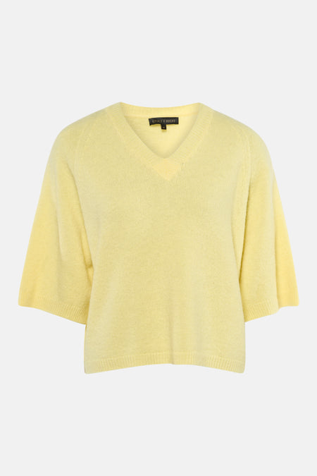 Pull jaune à col en V de COPINES D'ANVERS, coupe courte avec manches kimono amples.