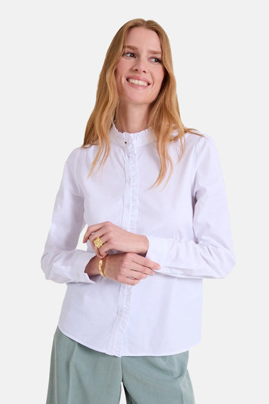 Witte blouse van NAF NAF met ruchekraag en knoopsluiting.