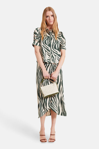 Groen overhemd met korte mouwen van NAF NAF met zebraprint, gedragen met een bijpassende rok.