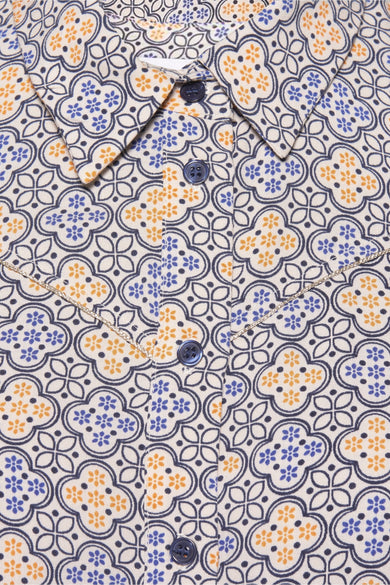 Chemise à manches courtes multicolore de NAF NAF, avec un motif floral géométrique bleu et orange.