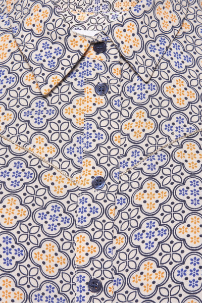 Chemise à manches courtes multicolore de NAF NAF, avec un motif floral géométrique bleu et orange.