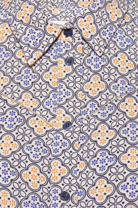 Chemise à manches courtes multicolore de NAF NAF, avec un motif floral géométrique bleu et orange.